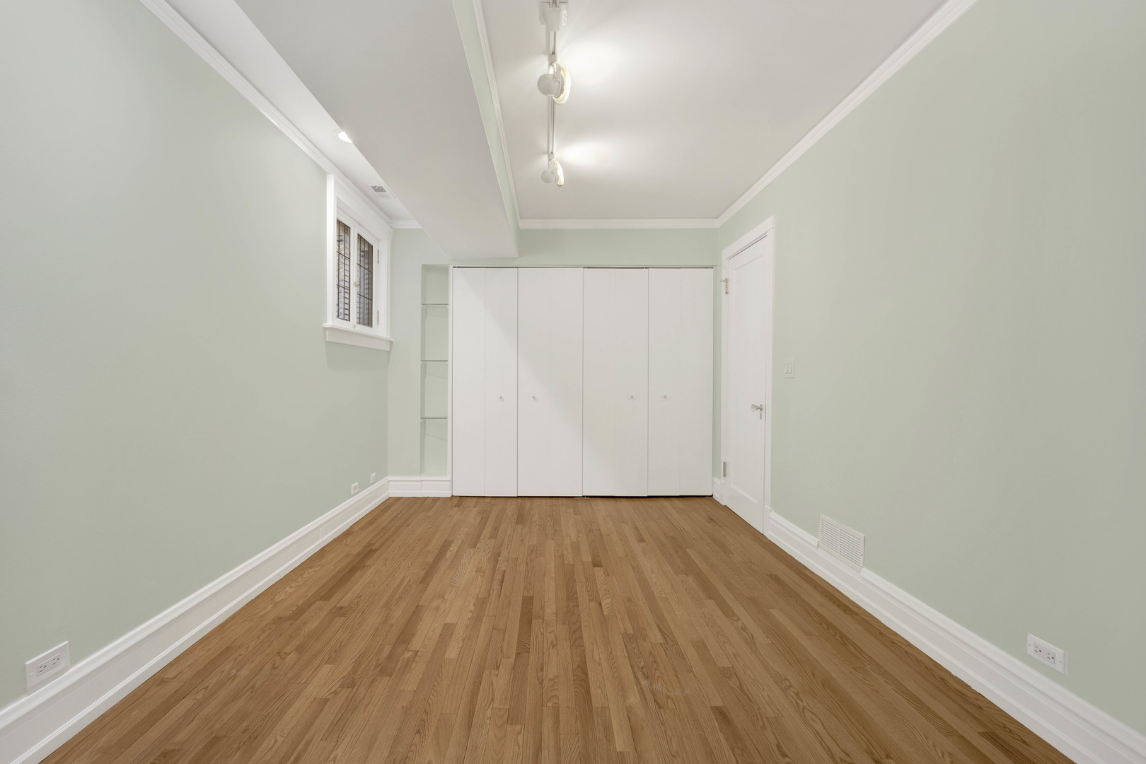 931 West Winona Street, Unit GDN Chicago, IL 60640 - Photo 9 of 18 a view of a room with wooden floor