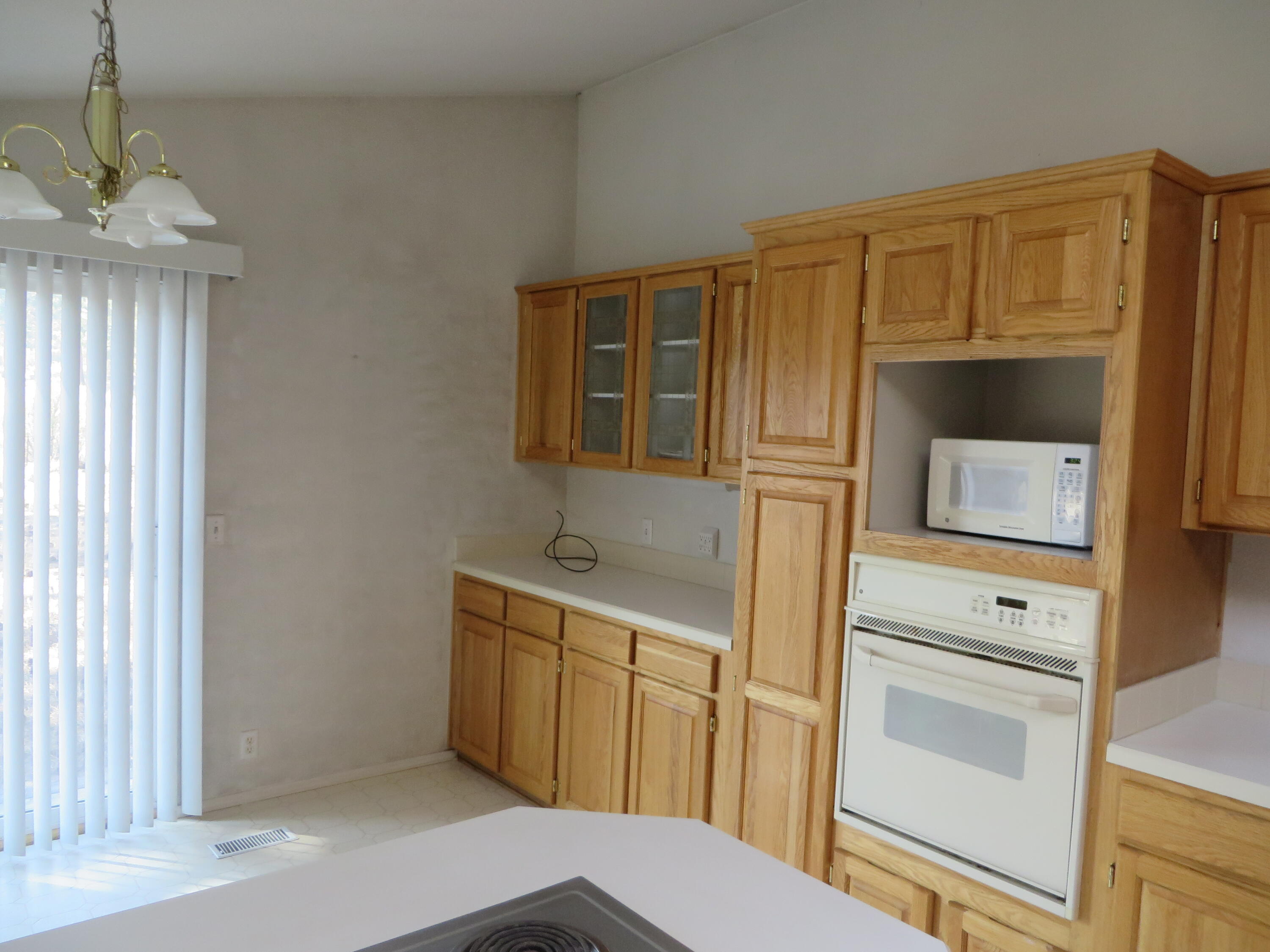 40020 9 Mile Road Chiloquin, OR 97624 - Photo 26 of 54 built ins and breakfast area with sliding glass doors