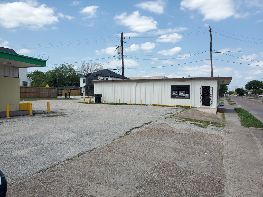 7260 Scott Street Houston, TX 77021 - Photo 3 of 4 a view of a terrace