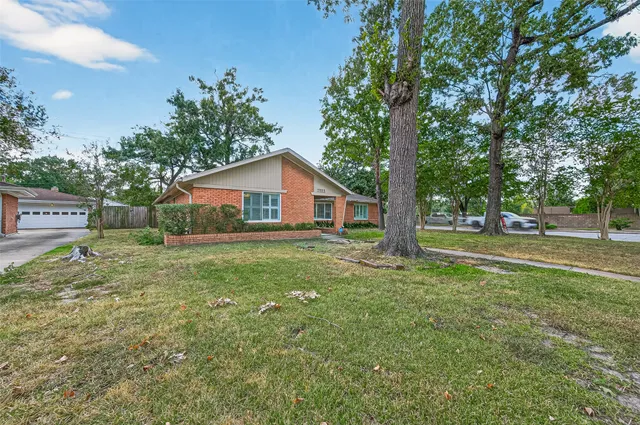 a view of a house with backyard and garden