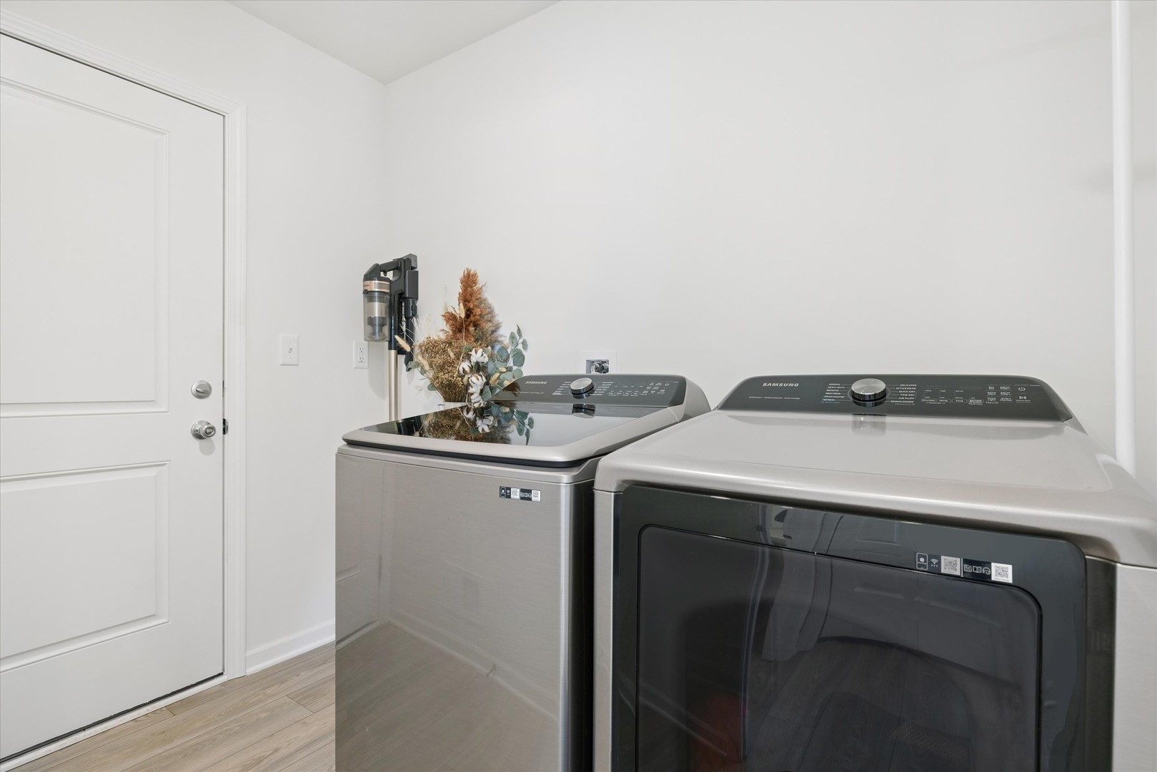 602 Apple Valley Road Harvard, IL 60033 - Photo 16 of 24 a utility room with dryer and washer