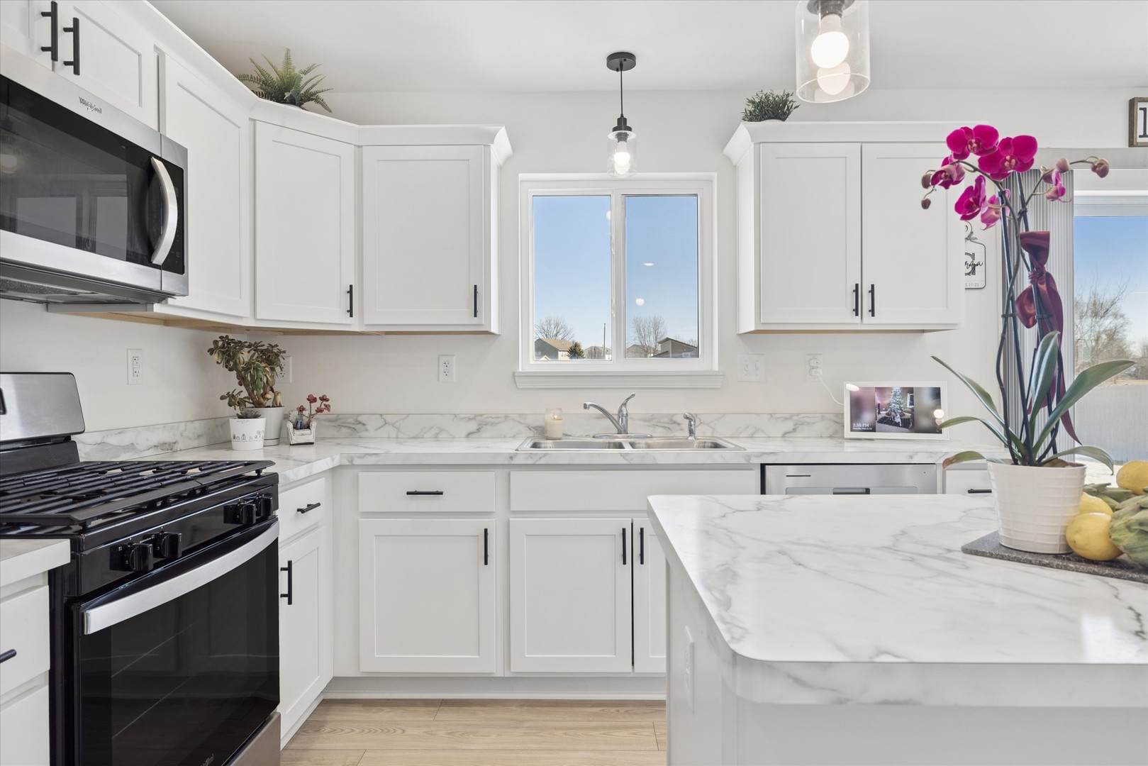 602 Apple Valley Road Harvard, IL 60033 - Photo 7 of 24 a kitchen with a sink stove top oven and microwave