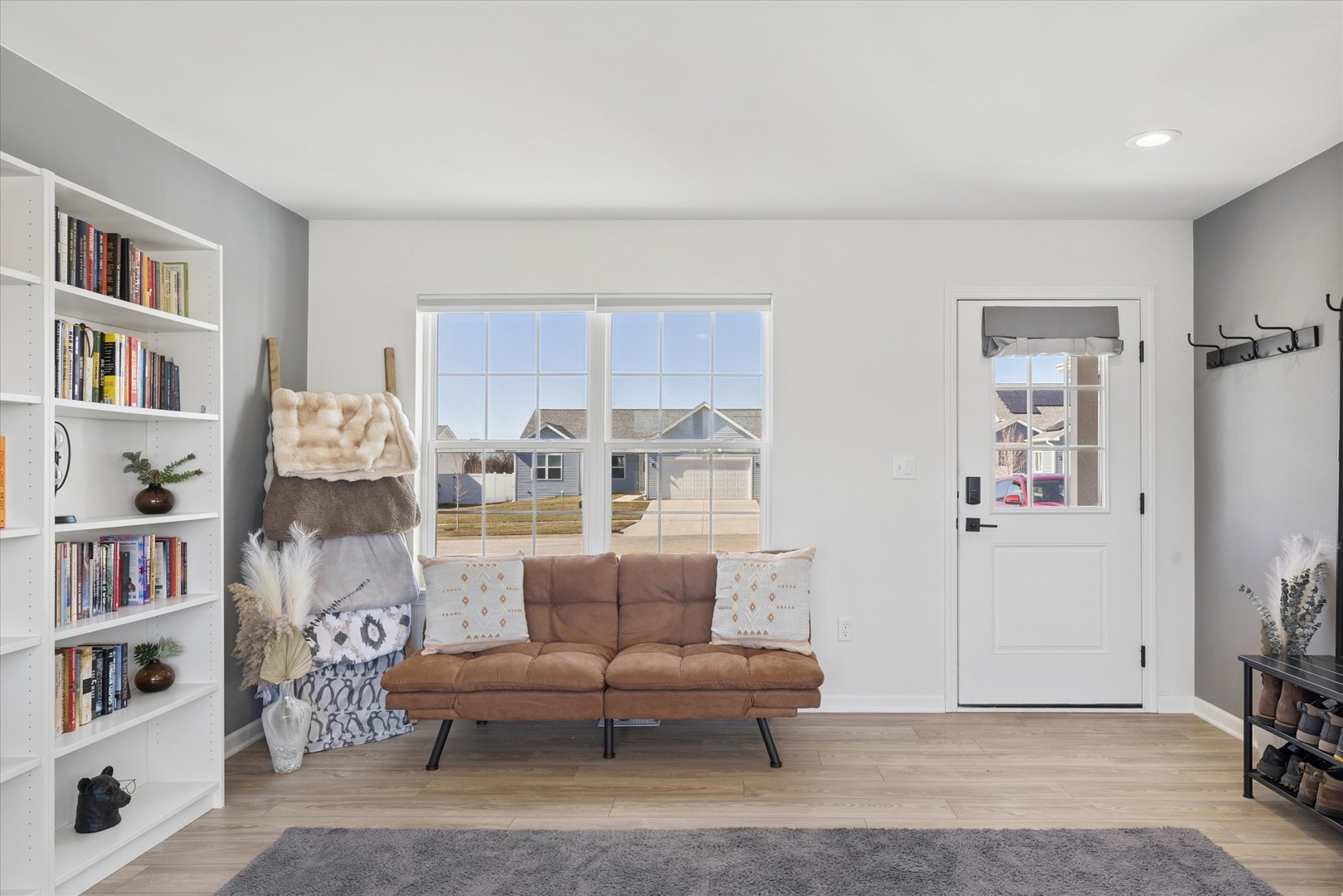 602 Apple Valley Road Harvard, IL 60033 - Photo 10 of 24 a living room with furniture and a book shelf