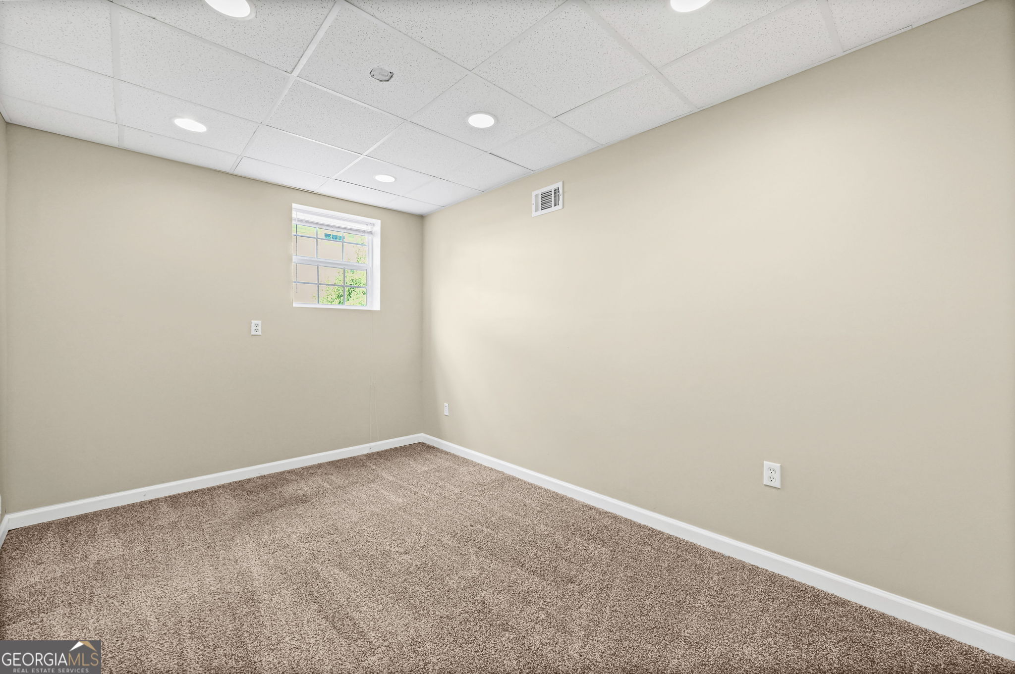 21 Verandah View Newnan, GA 30265 - Photo 30 of 39 an empty room with a empty space