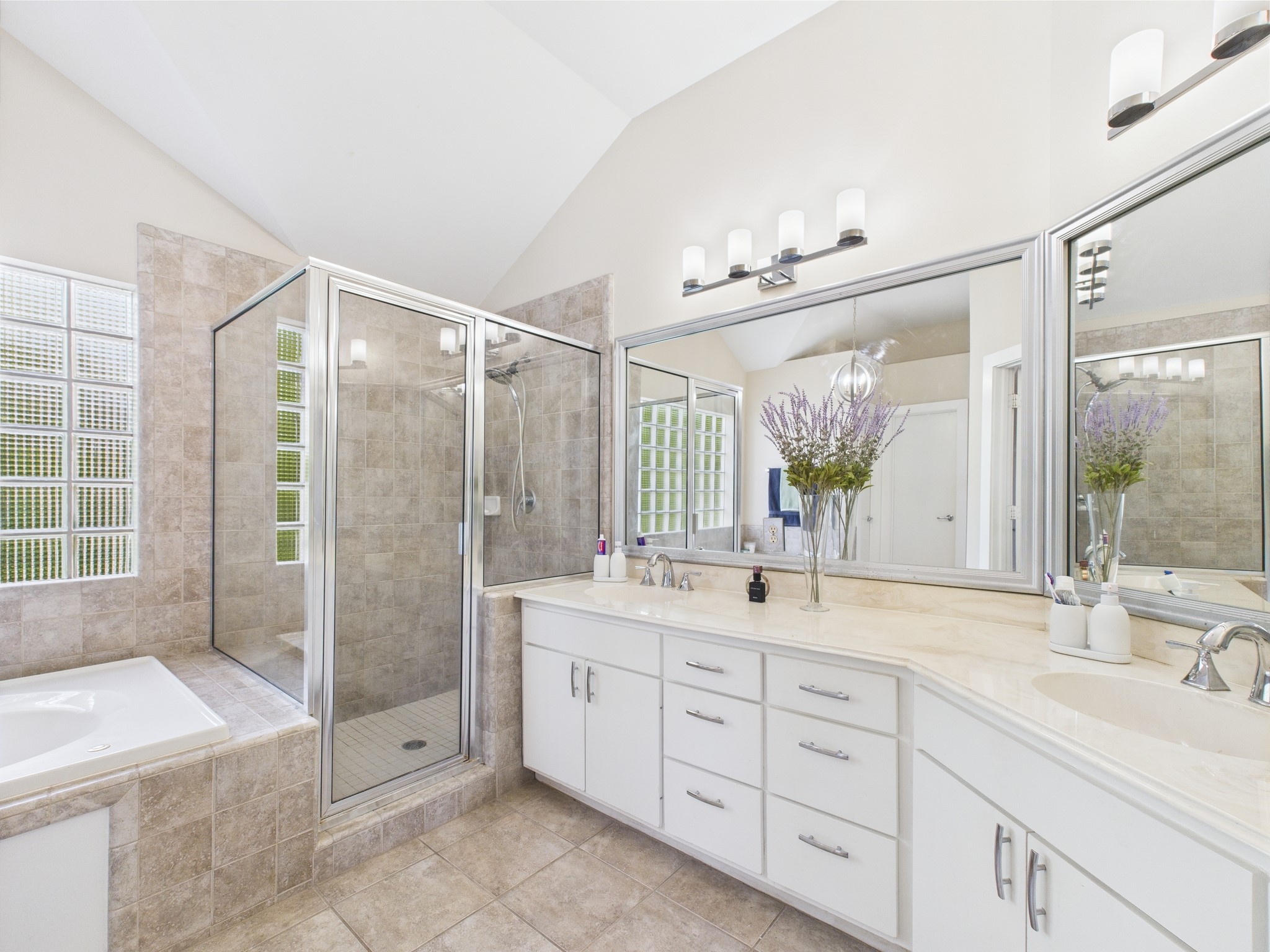 5810 Darling Street, Unit F Houston, TX 77007 - Photo 17 of 38 Primary bathroom