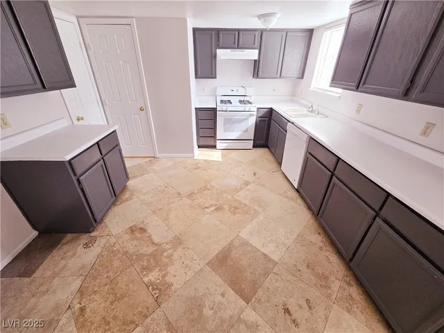 $1,695 | 7525 Hickory Hills Drive, Las Vegas, NV 89130