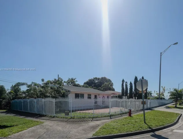 a view of a small yard in front of a house