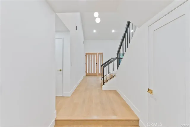 a view of entryway with a yard