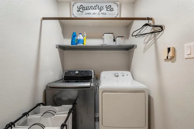 a view of a house with backyard