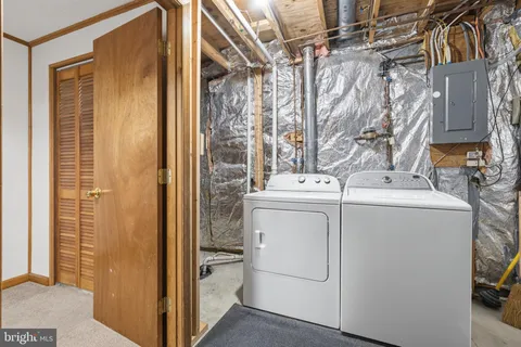 a view of a back yard