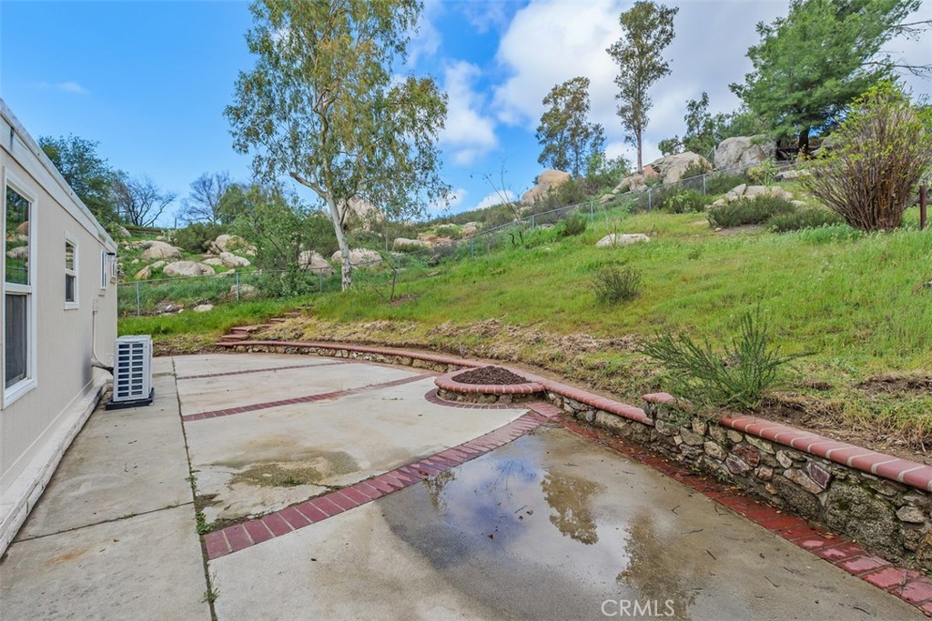 42580 East Benton Road Hemet, CA 92544 - Photo 25 of 31 a view of a backyard and mountain