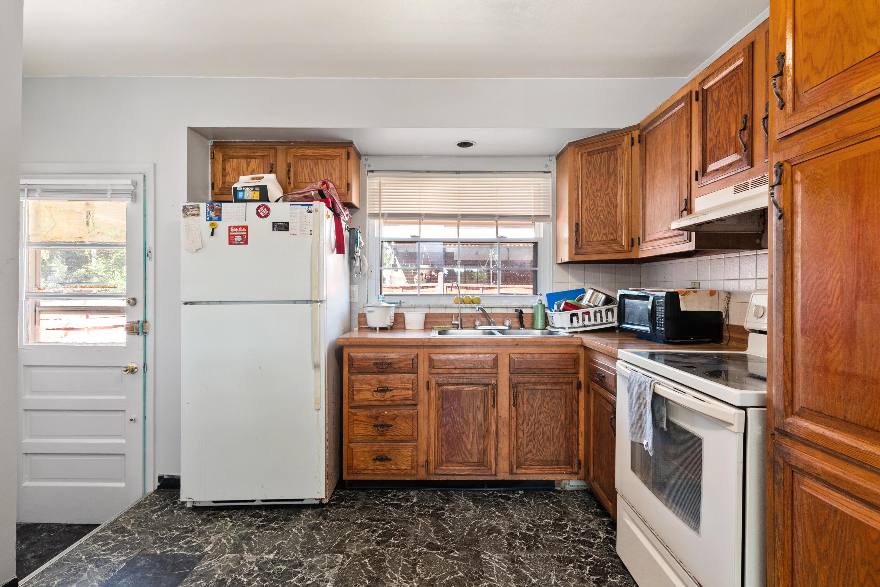 1089 South Yearling Road Columbus, OH 43227 - Photo 9 of 28 Kitchen