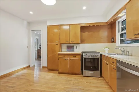 $1,097,000 | 32 Sherwood Drive, Larchmont, NY 10538