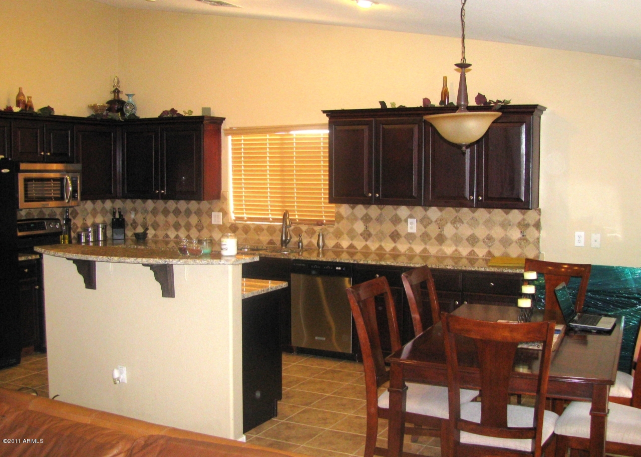 7335 West Payson Road Phoenix, AZ 85043 - Photo 11 of 24 Kitchen-dining area