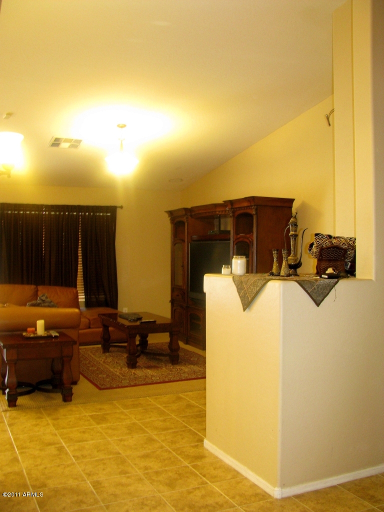 7335 West Payson Road Phoenix, AZ 85043 - Photo 3 of 24 Living room