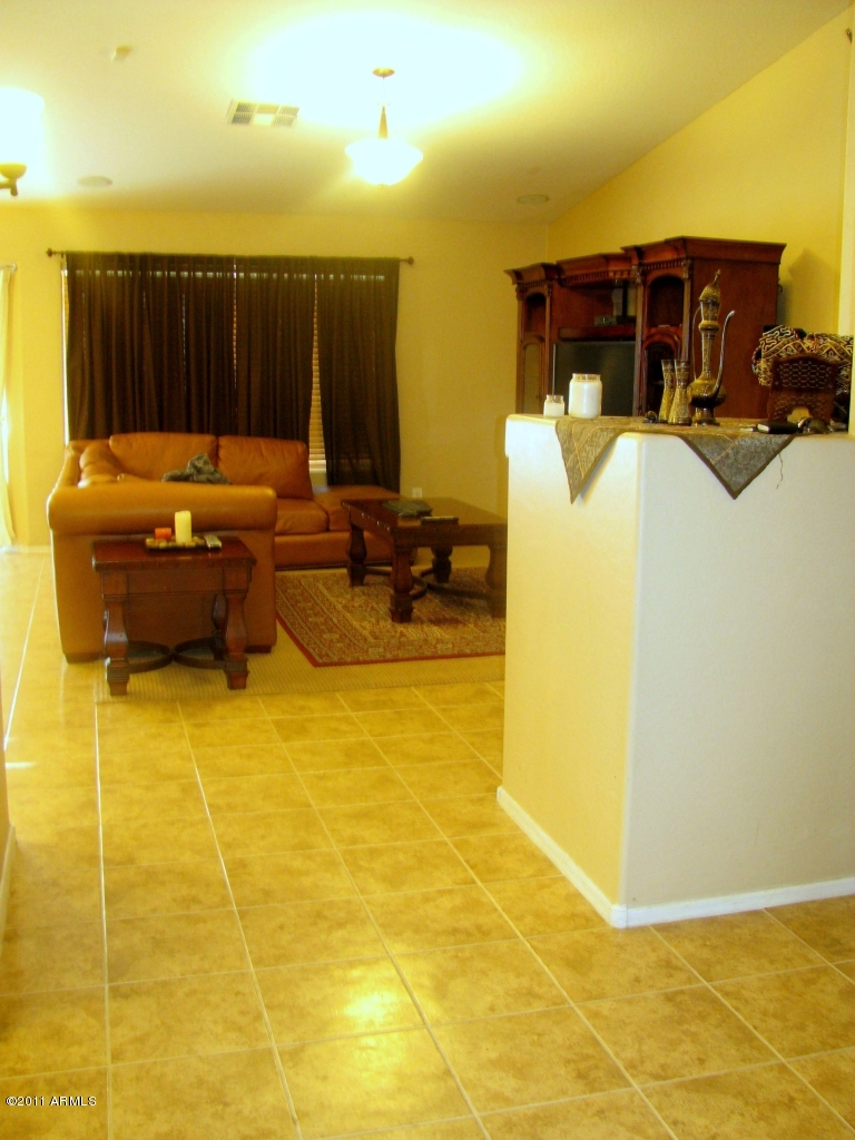 7335 West Payson Road Phoenix, AZ 85043 - Photo 4 of 24 Living room