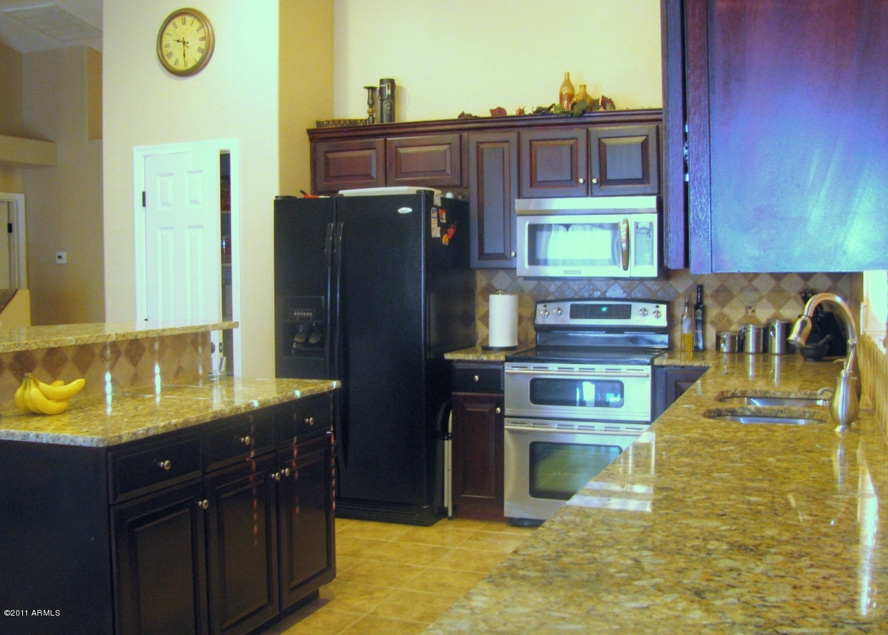 7335 West Payson Road Phoenix, AZ 85043 - Photo 9 of 24 Kitchen