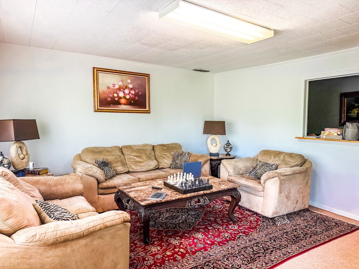 552 East Commerce Street Fairfield, TX 75840 - Photo 2 of 20 a living room with furniture and a rug