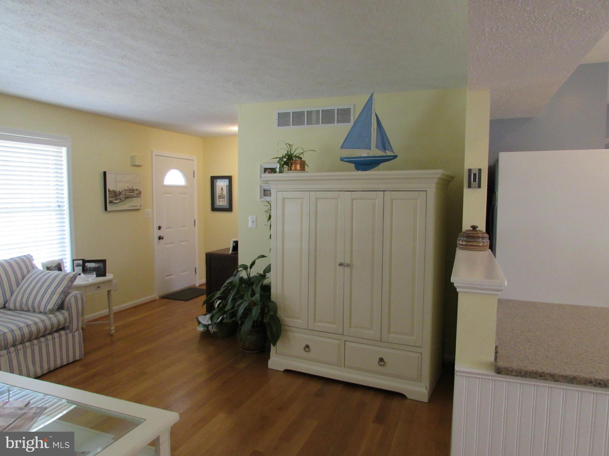3353 Thomas Point Road Annapolis, MD 21403 - Photo 3 of 29 Living Room