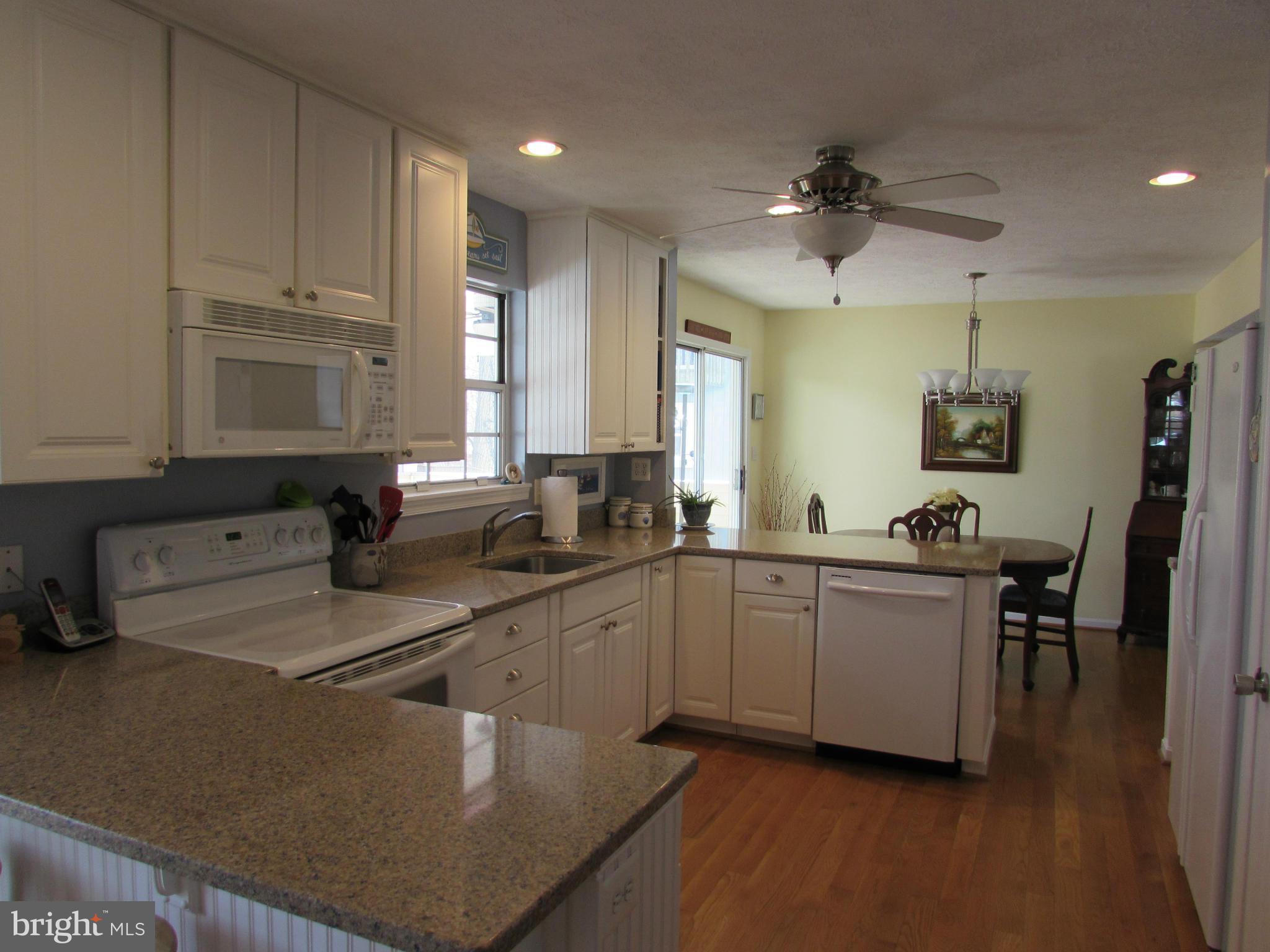 3353 Thomas Point Road Annapolis, MD 21403 - Photo 4 of 29 Kitchen
