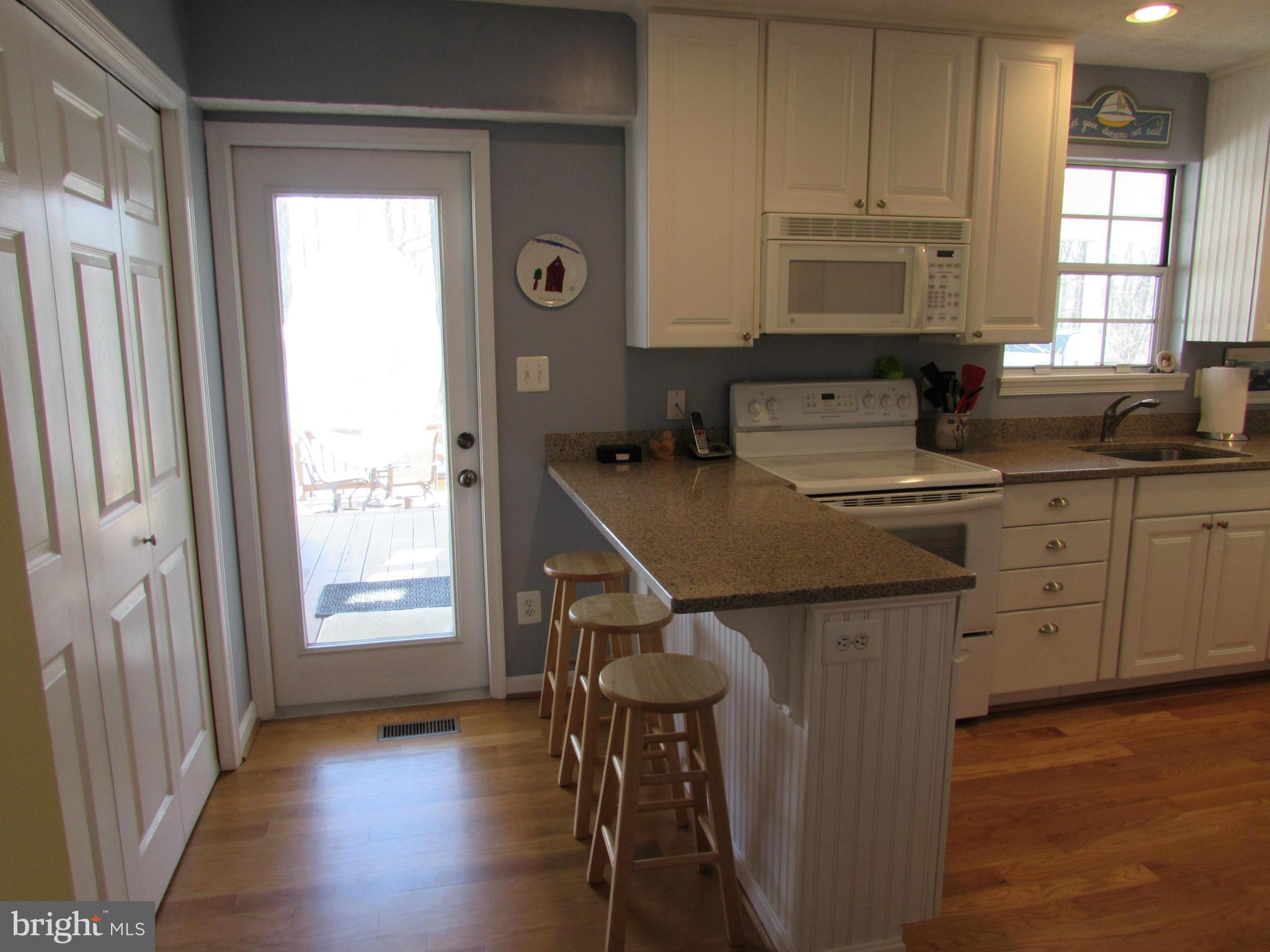 3353 Thomas Point Road Annapolis, MD 21403 - Photo 8 of 29 counter/rear door