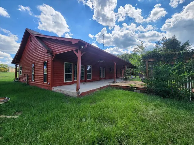 a view of a house with backyard porch and garden