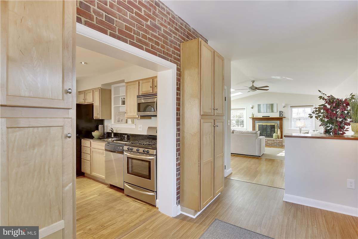 1812 Brisbane Street Silver Spring, MD 20902 - Photo 11 of 30 Foyer