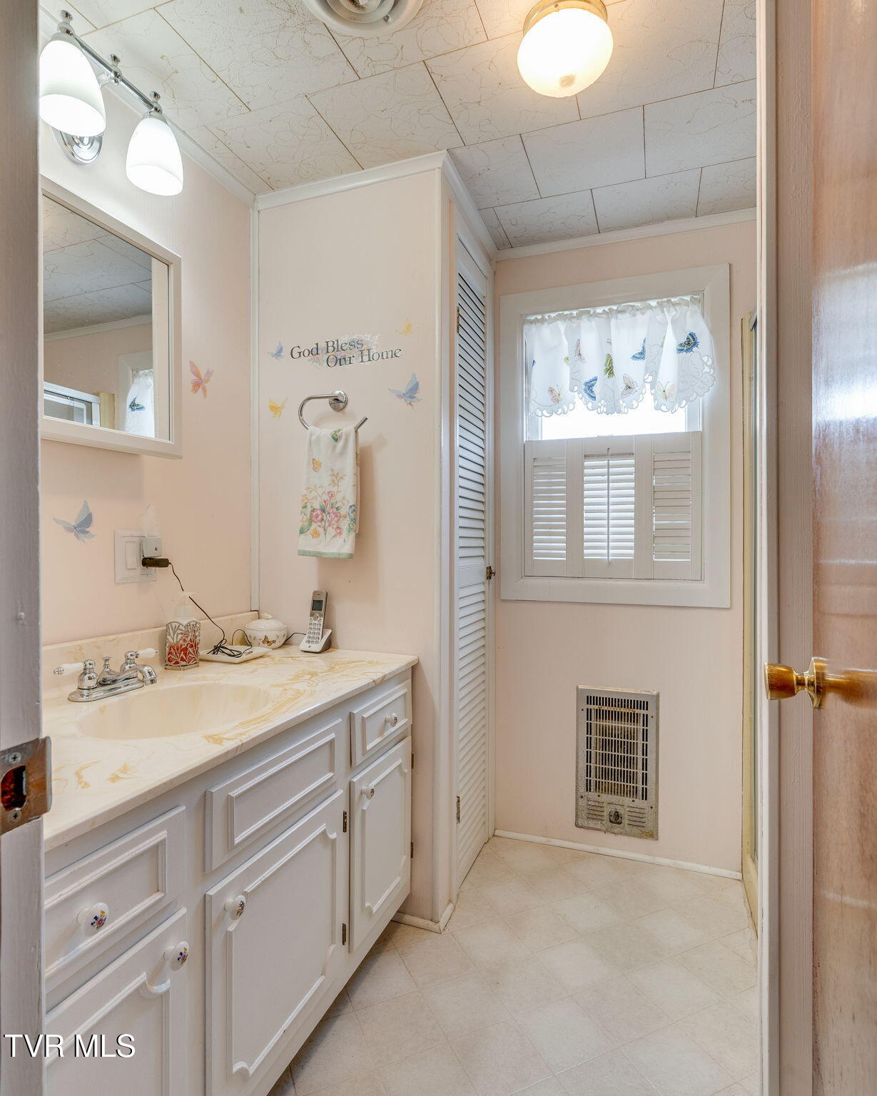 397 Buncombe Road Blountville, TN 37617 - Photo 17 of 49 017