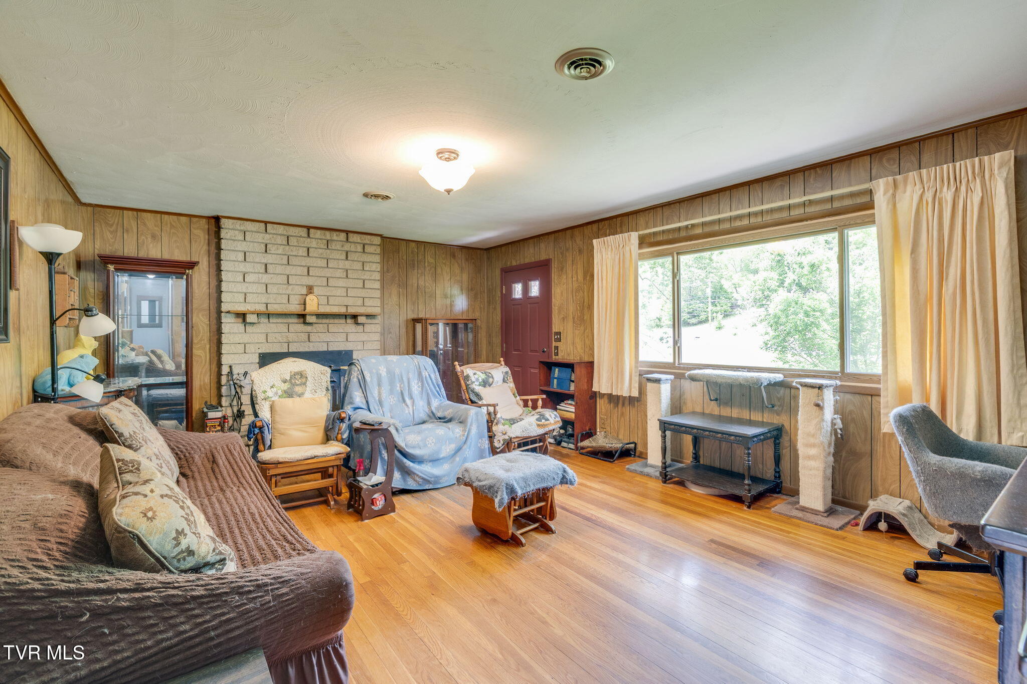 397 Buncombe Road Blountville, TN 37617 - Photo 4 of 49 004