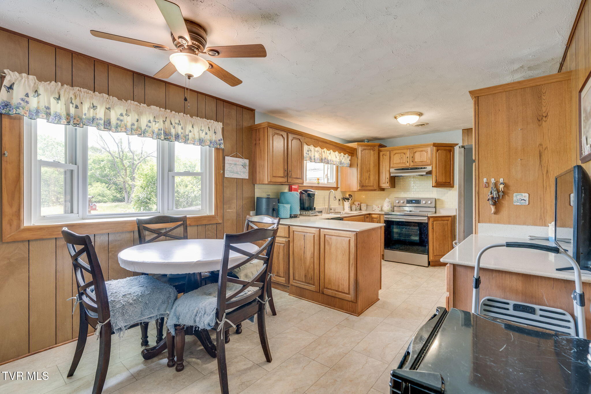 397 Buncombe Road Blountville, TN 37617 - Photo 5 of 49 005