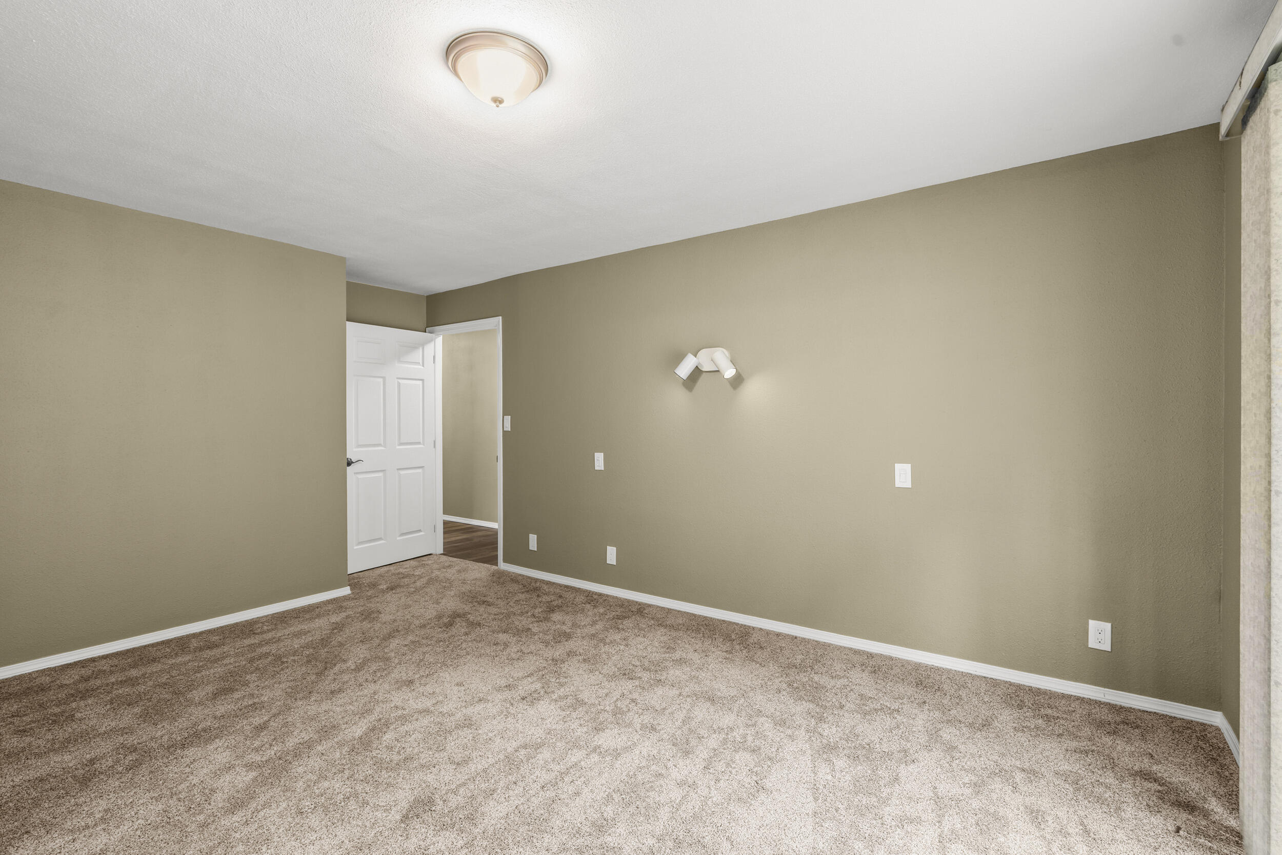 1698 Davis Creek Road Selma, OR 97538 - Photo 17 of 42 16 Primary Bedroom