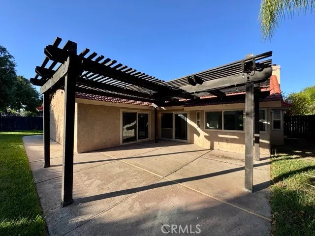 a view of a house with backyard and garden