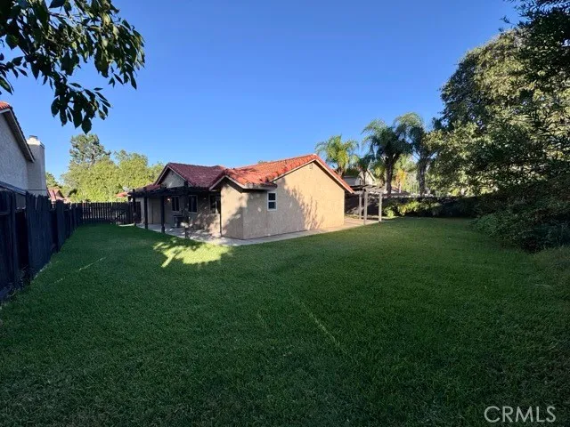 a view of back yard of the house