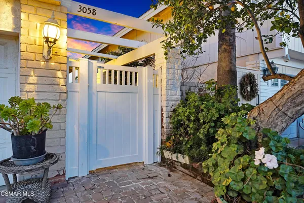a view of entryway front of house
