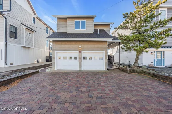 a view of a house with a yard and garage