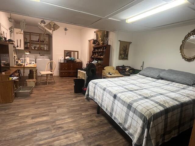 58 Hankins Road Freeport, FL 32439 - Photo 4 of 29 a bed sitting in a bedroom next to a lamp