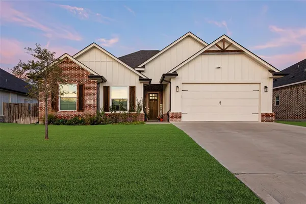 a view of a yard in front of a house