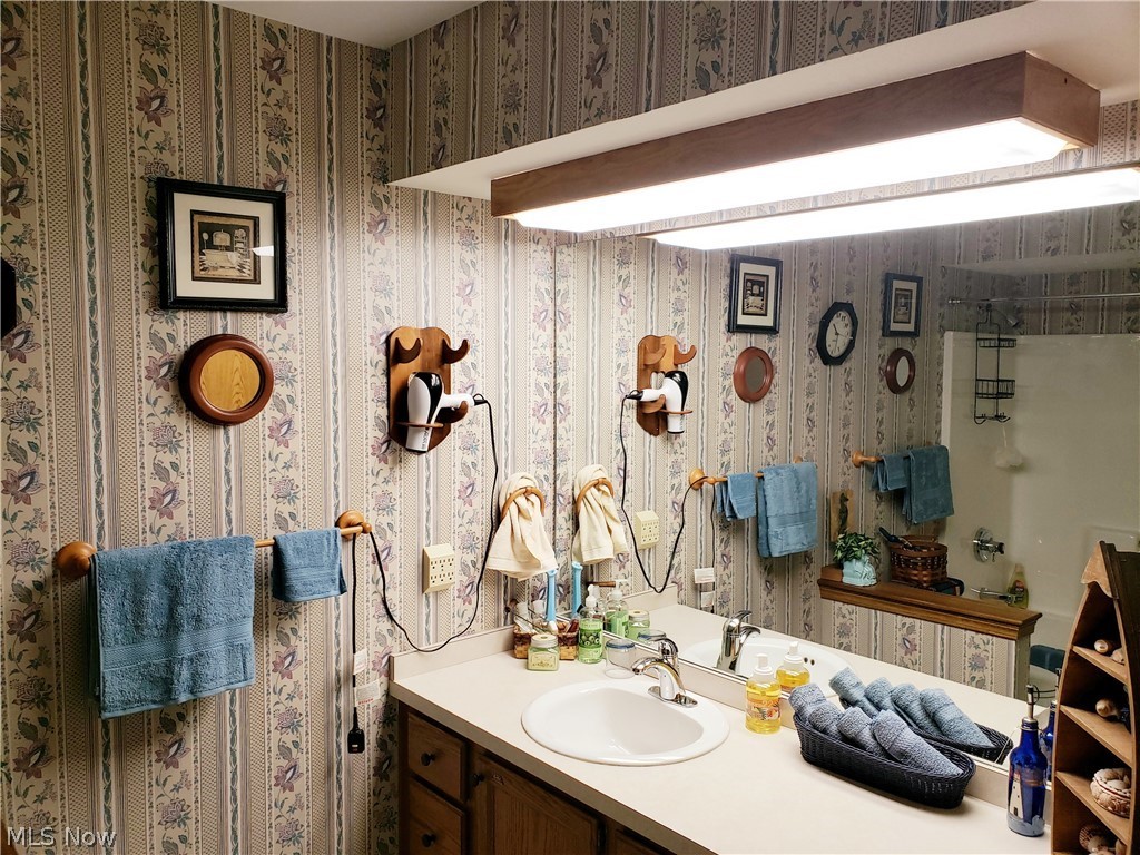 2239 Abbey Road, Unit 8 Akron, OH 44312 - Photo 13 of 32 Master full private bathroom