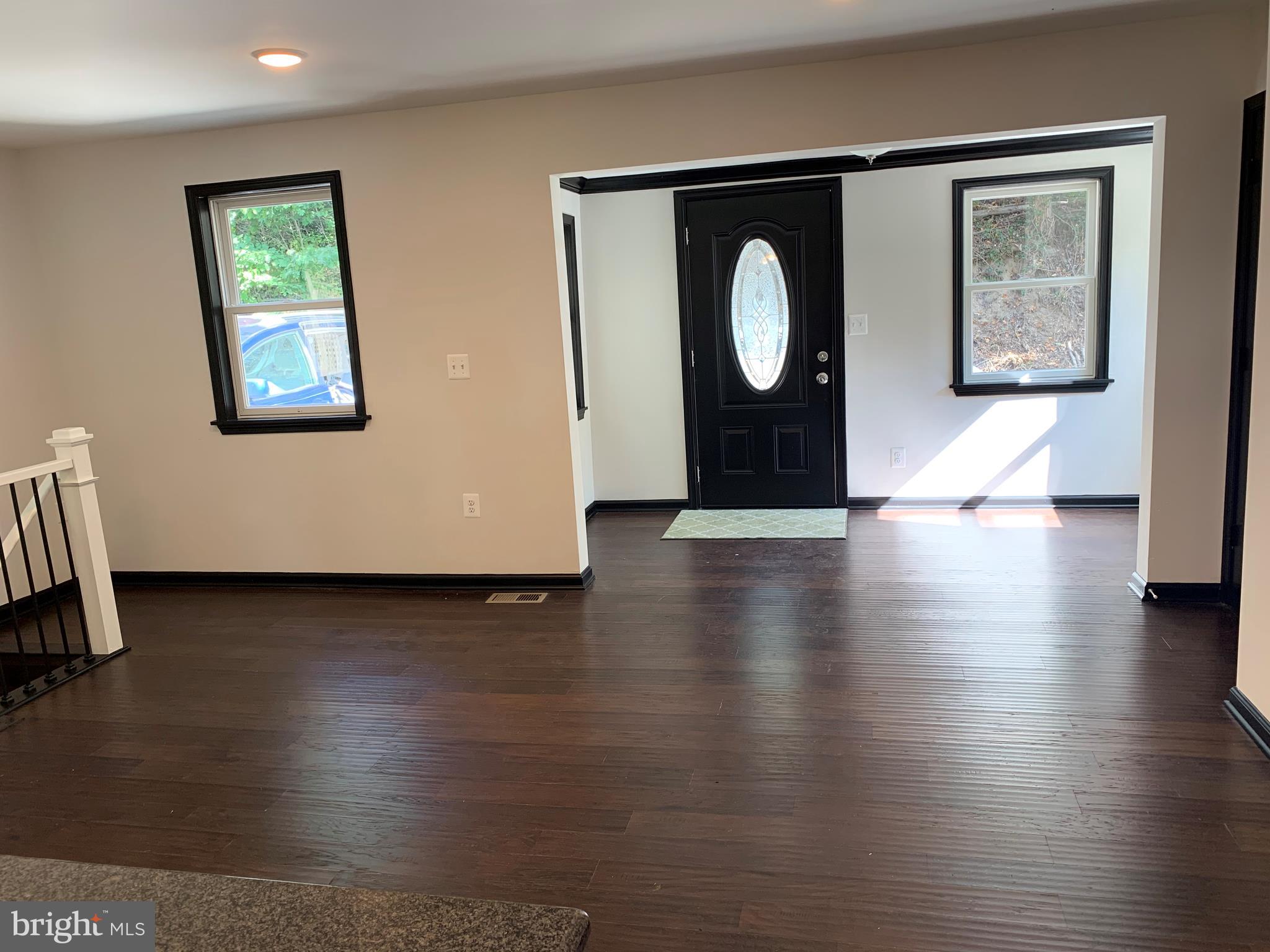 19120 Windsor Road Triangle, VA 22172 - Photo 2 of 24 Living Room