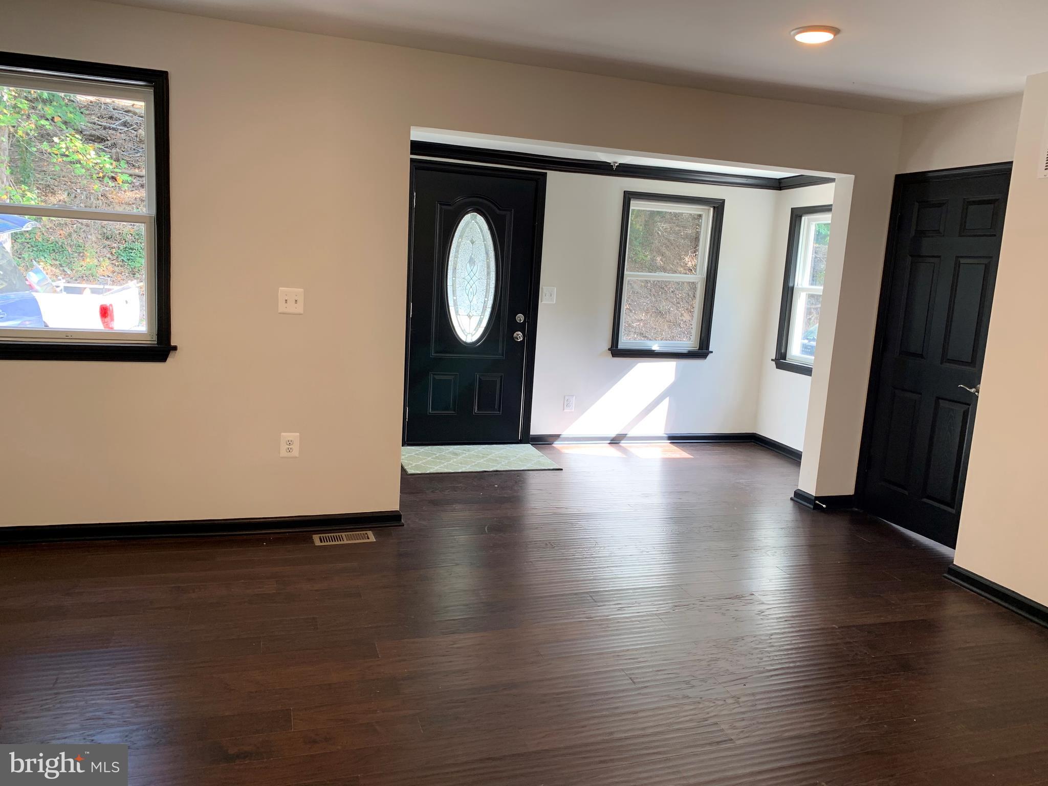19120 Windsor Road Triangle, VA 22172 - Photo 3 of 24 Living Room View 2