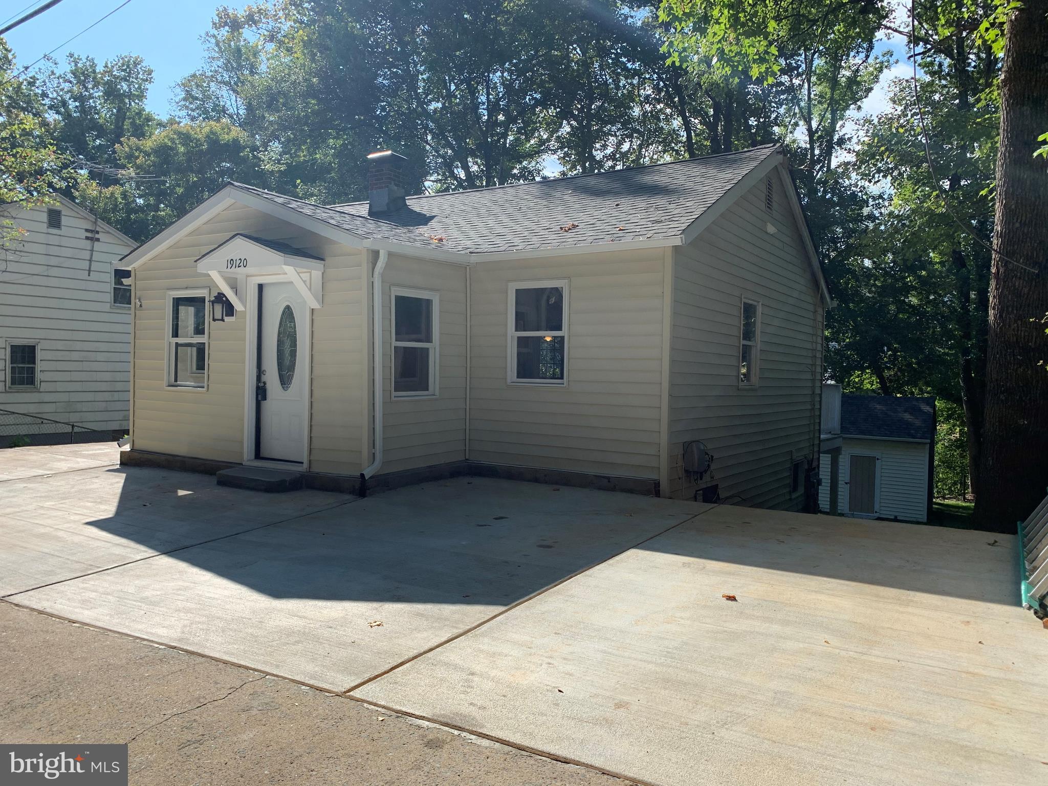 19120 Windsor Road Triangle, VA 22172 - Photo 23 of 24 Front Exterior Side View