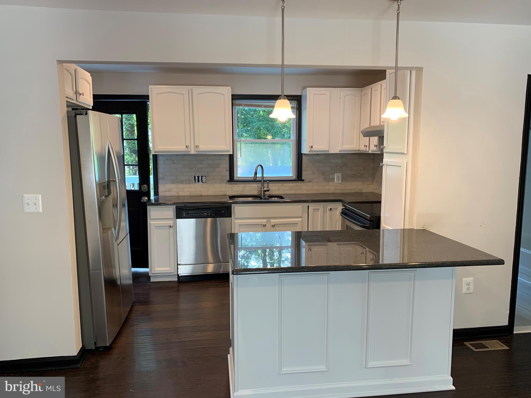 19120 Windsor Road Triangle, VA 22172 - Photo 4 of 24 Kitchen