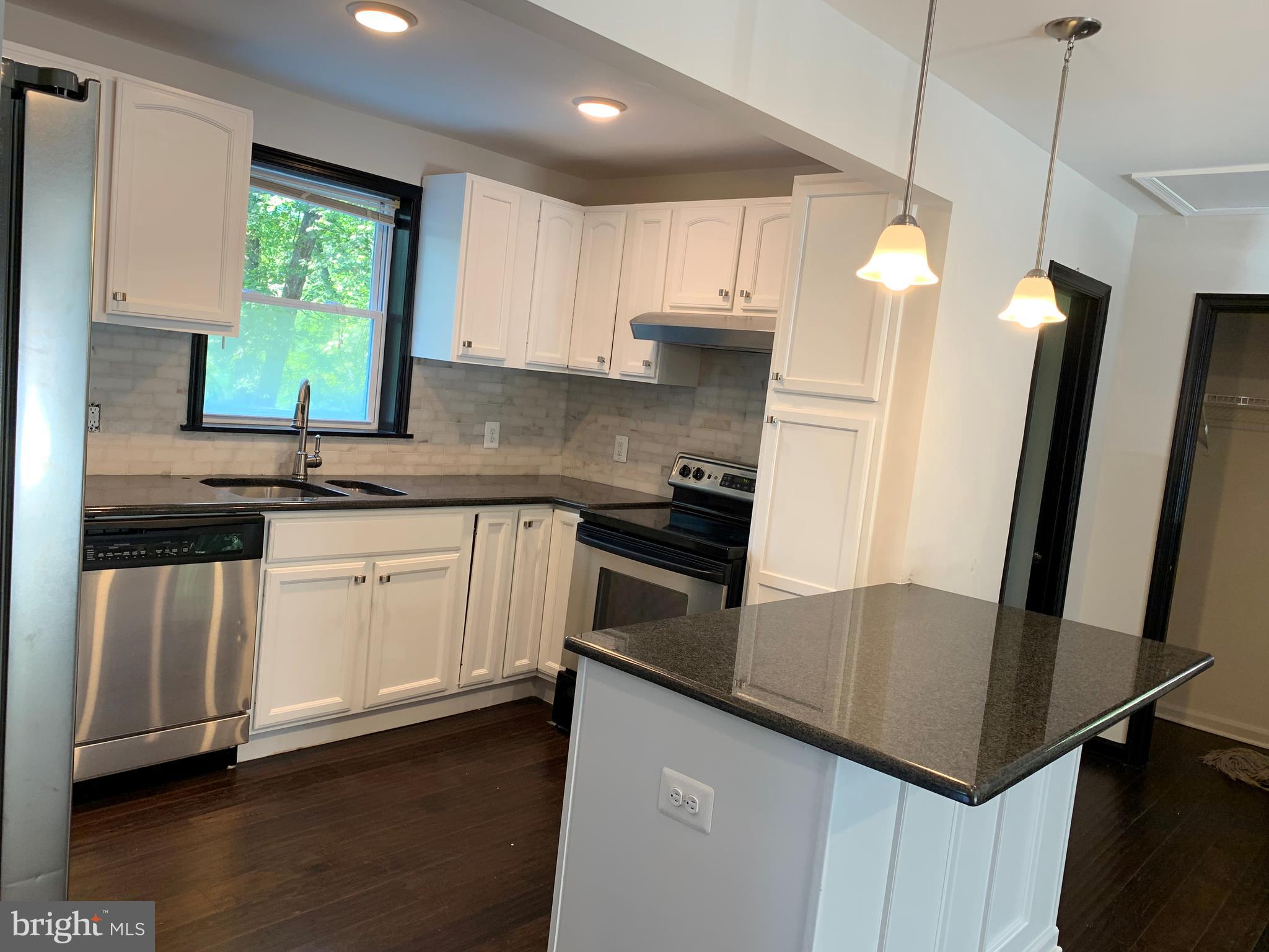 19120 Windsor Road Triangle, VA 22172 - Photo 5 of 24 Kitchen View 2