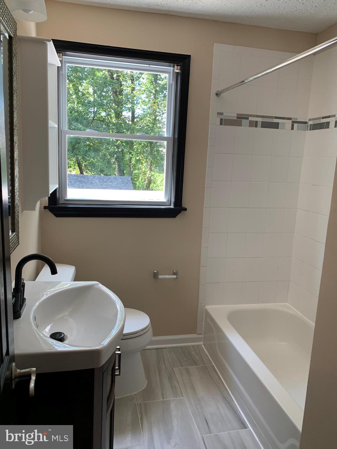 19120 Windsor Road Triangle, VA 22172 - Photo 9 of 24 Main Bathroom
