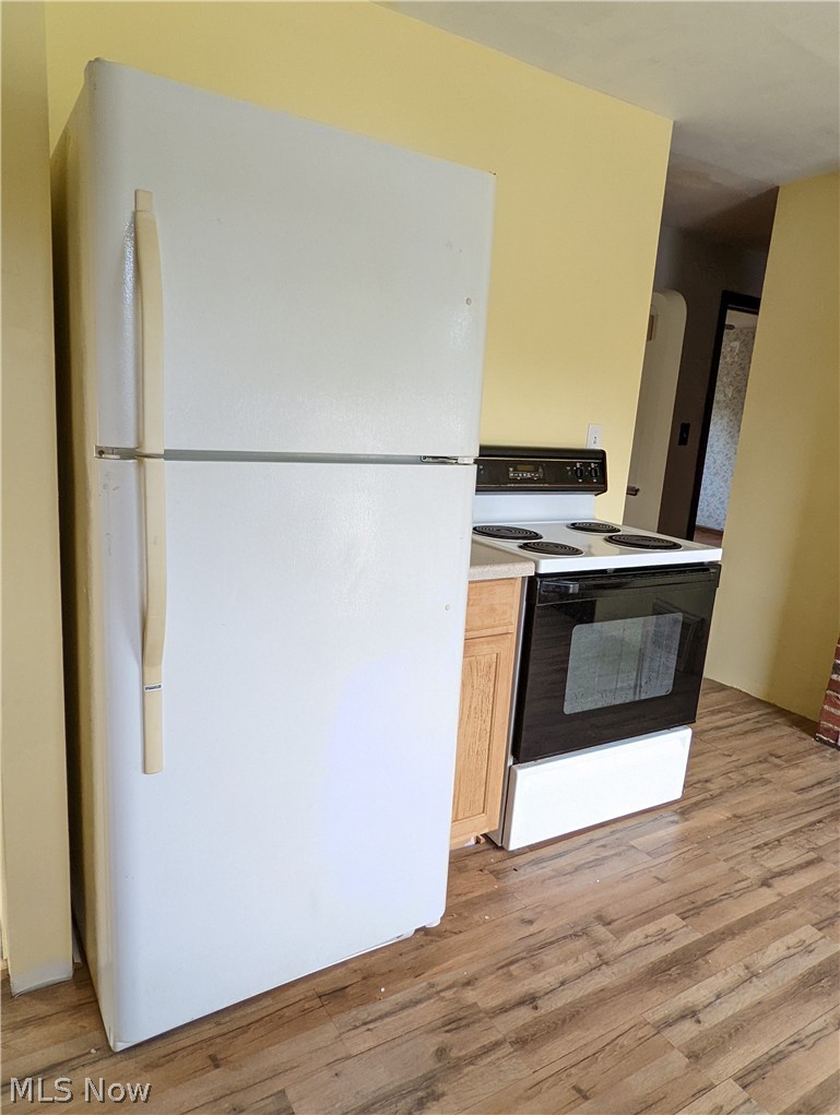 13817 Granger Road Cleveland, OH 44125 - Photo 8 of 22 Refrigerator and stove stay.