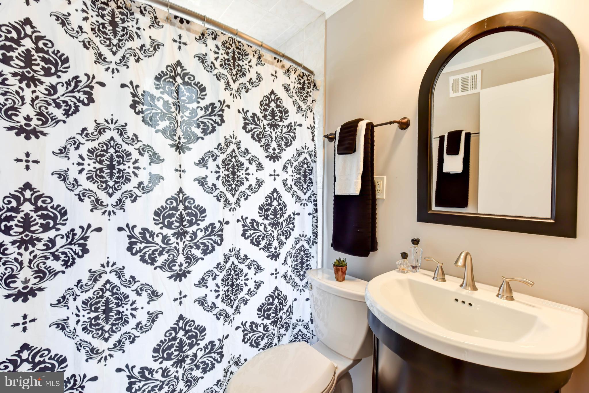 704 West Glebe Road Alexandria, VA 22305 - Photo 17 of 30 Classic hallway bath on bedroom level