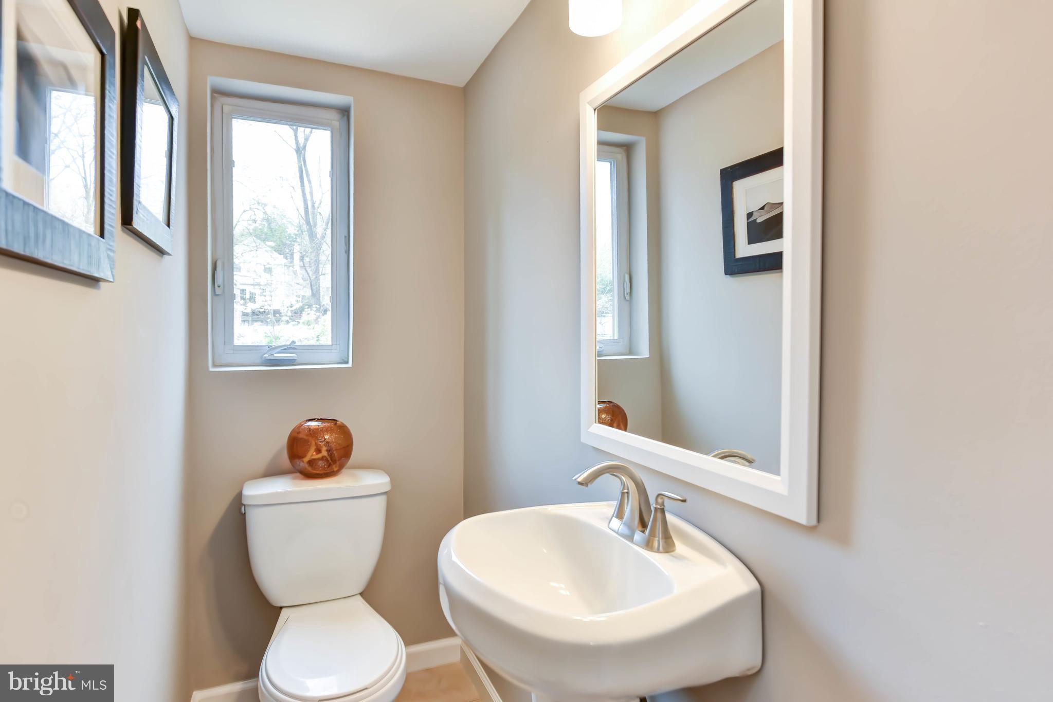 704 West Glebe Road Alexandria, VA 22305 - Photo 18 of 30 Convenient powder room on main level
