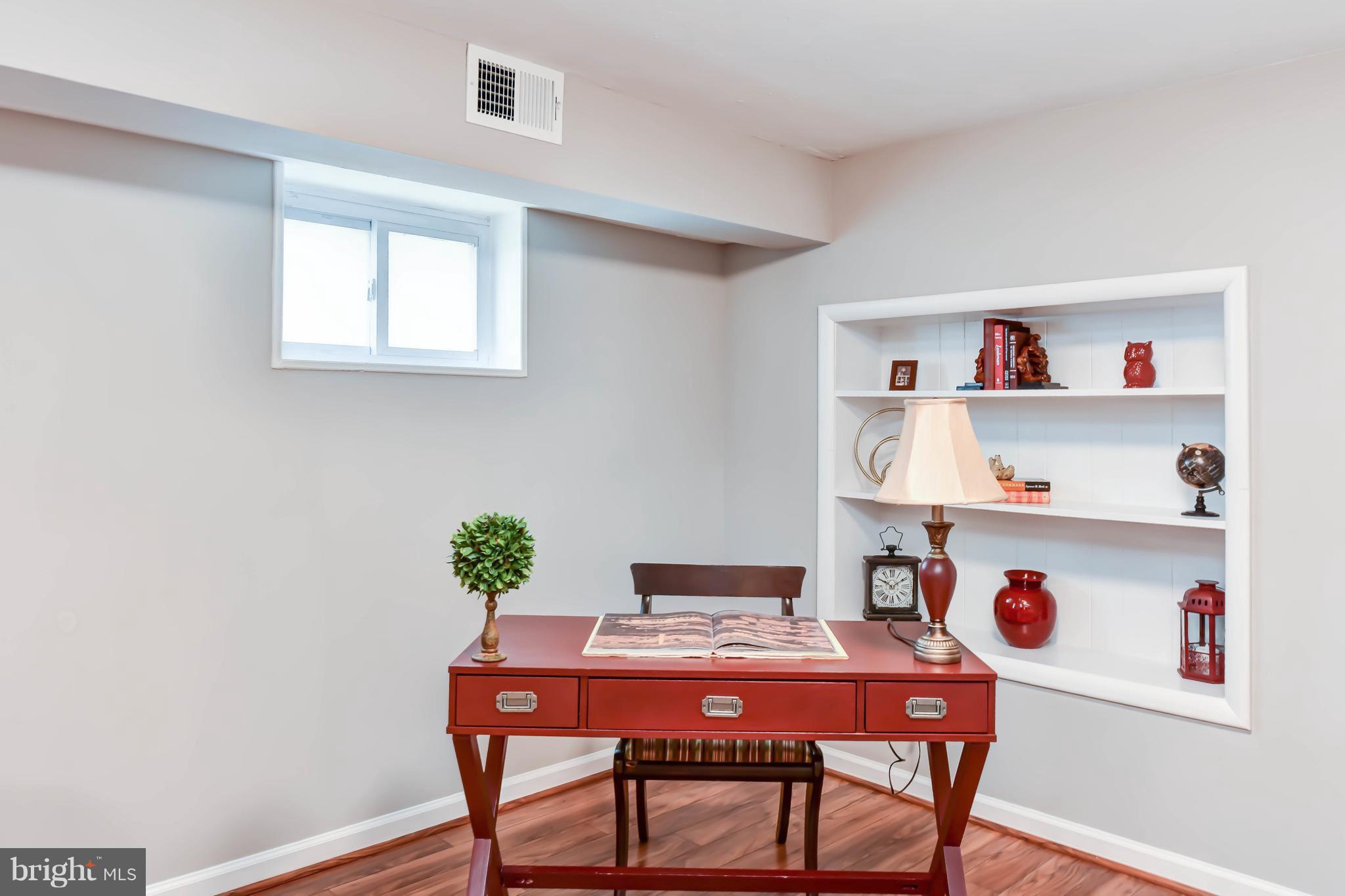 704 West Glebe Road Alexandria, VA 22305 - Photo 20 of 30 Office nook with built-in