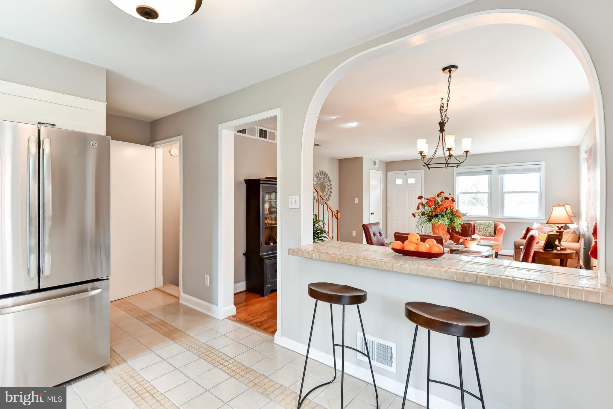 704 West Glebe Road Alexandria, VA 22305 - Photo 9 of 30 Breakfast bar with vintage arch detailing