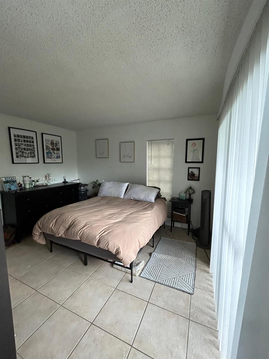 8550 Southwest 109th Avenue, Unit 5119 Miami, FL 33173 - Photo 8 of 14 a spacious bedroom with a bed and a window